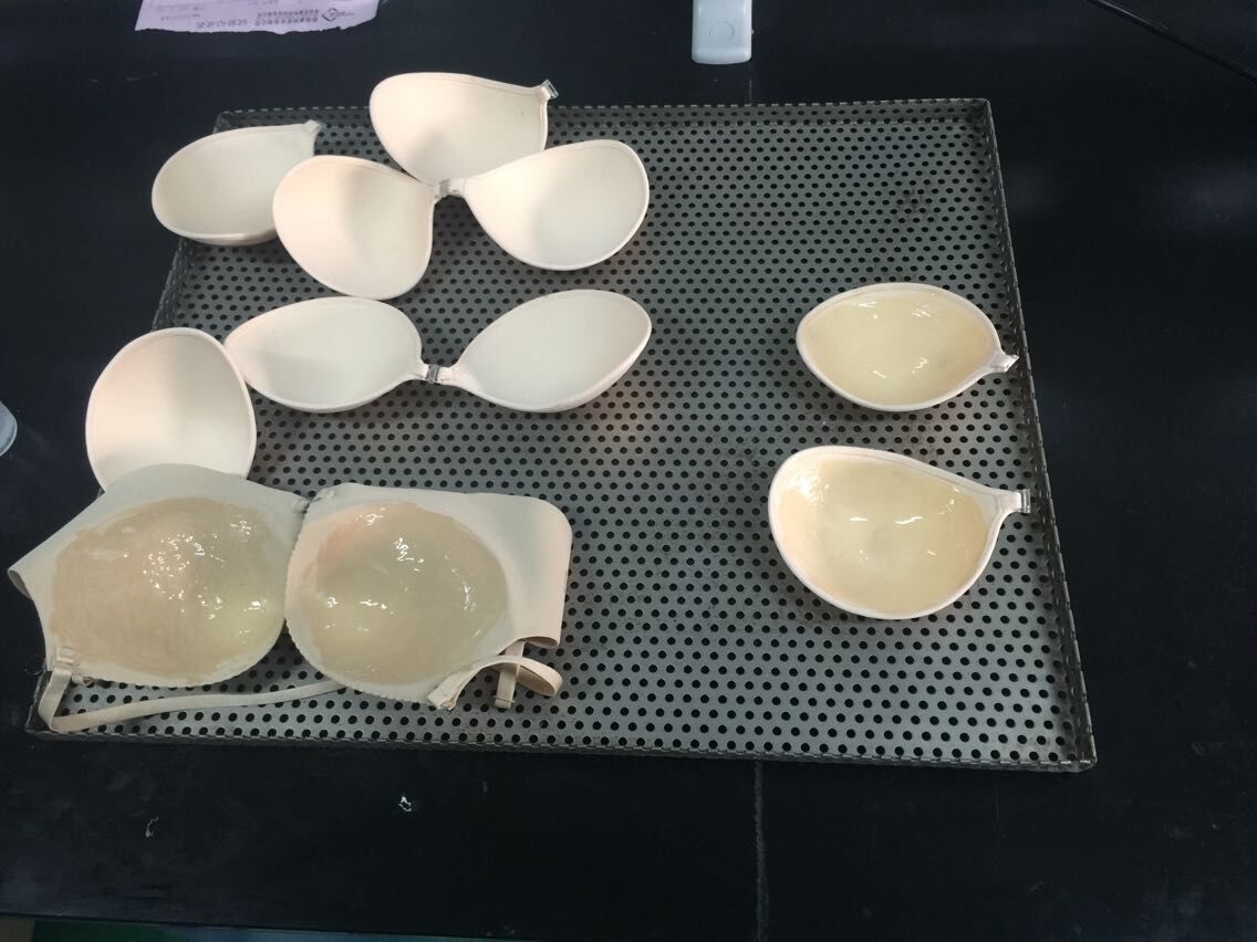 刷好膠水的文胸 刷好膠水的文胸